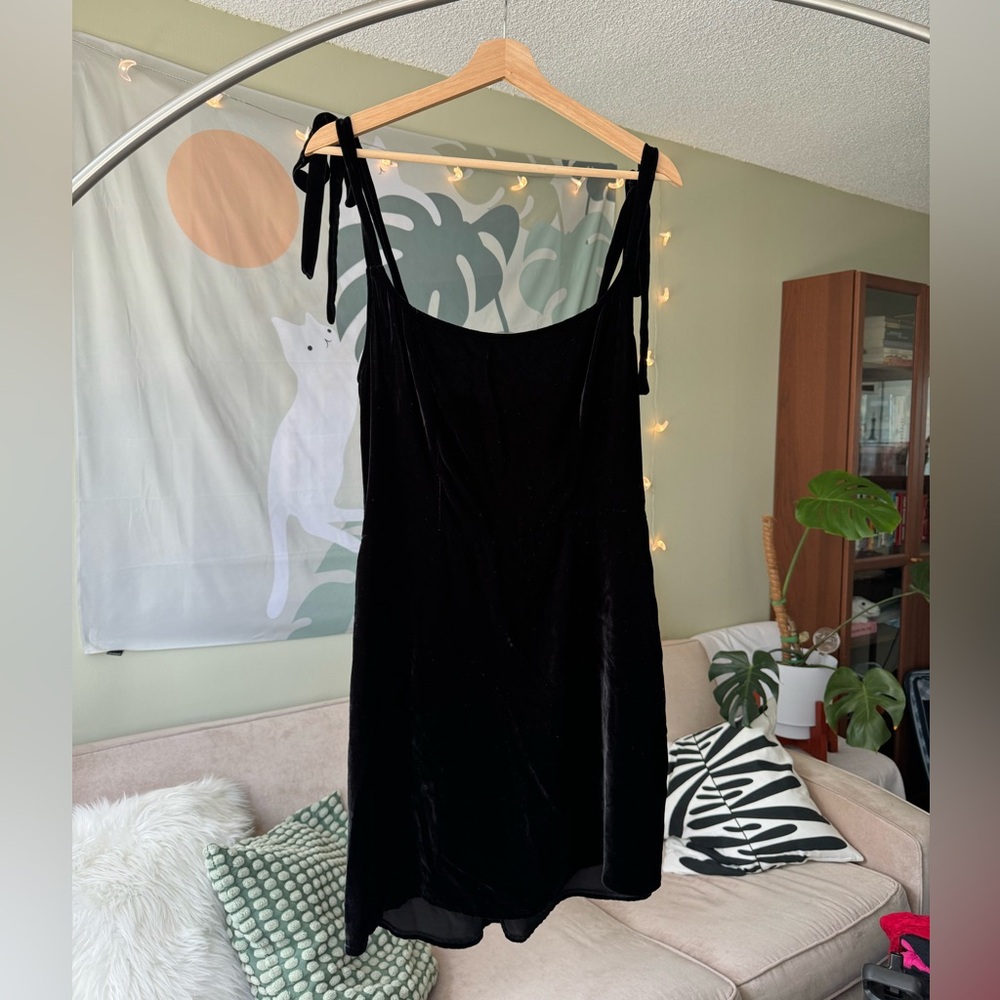 reformation black velvet dress with tie straps! size 8.